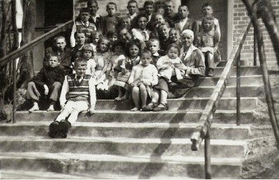 Dzieci, które rozpoczęły rok szkolny 1946/47, w środku pierwsza nauczycielka w Starych Bolitach. <br />Źródło: Kronika szkoły w Starych Bolitach