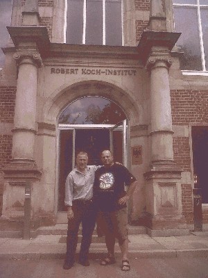 przed Instytutem Roberta Kocha w Berlinie