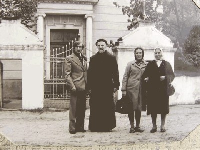 O. Bronisław z rodziną przed kościołem w Petrykozach